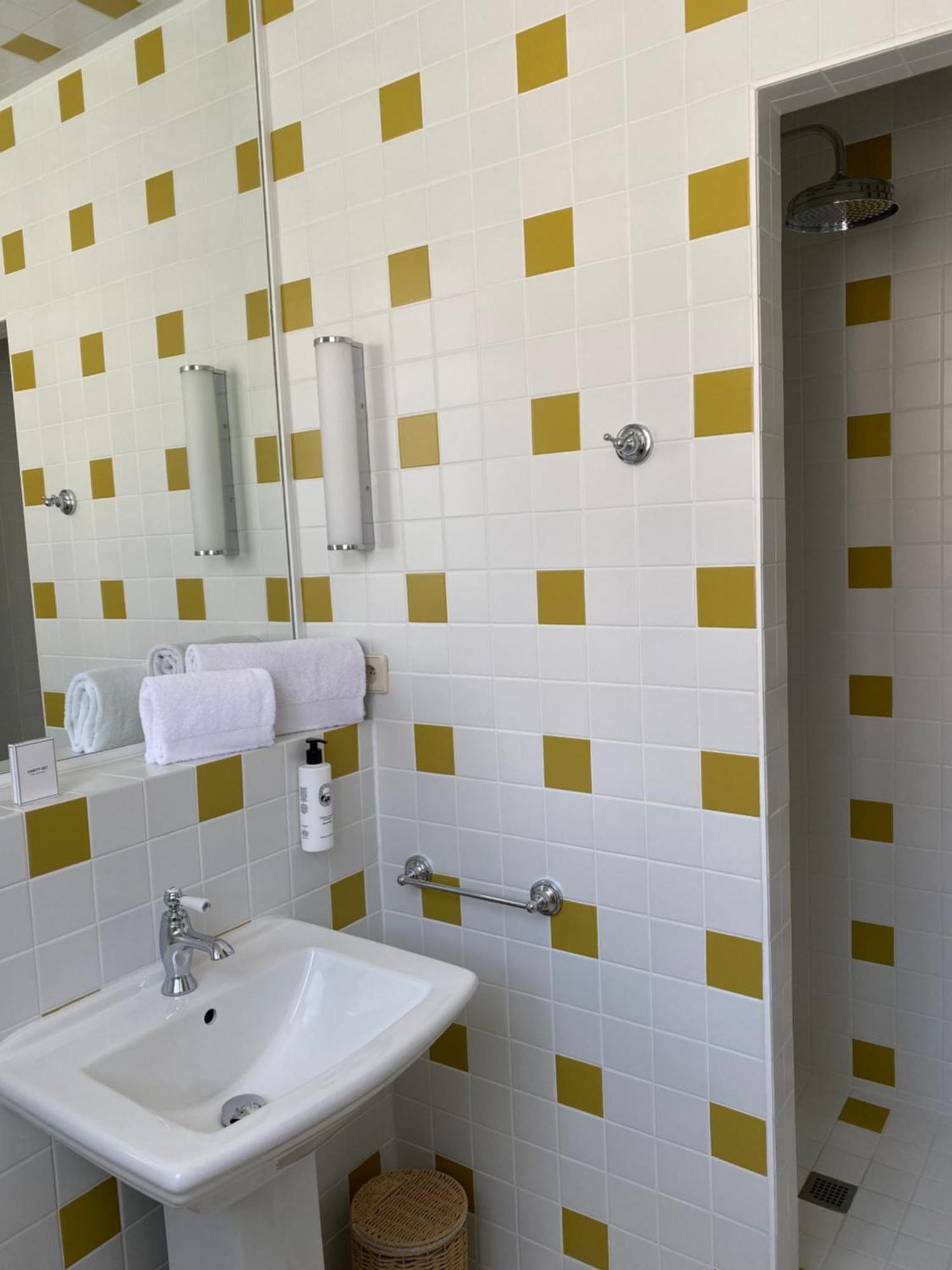 Lilou Hotel Hyeres Bagian luar foto