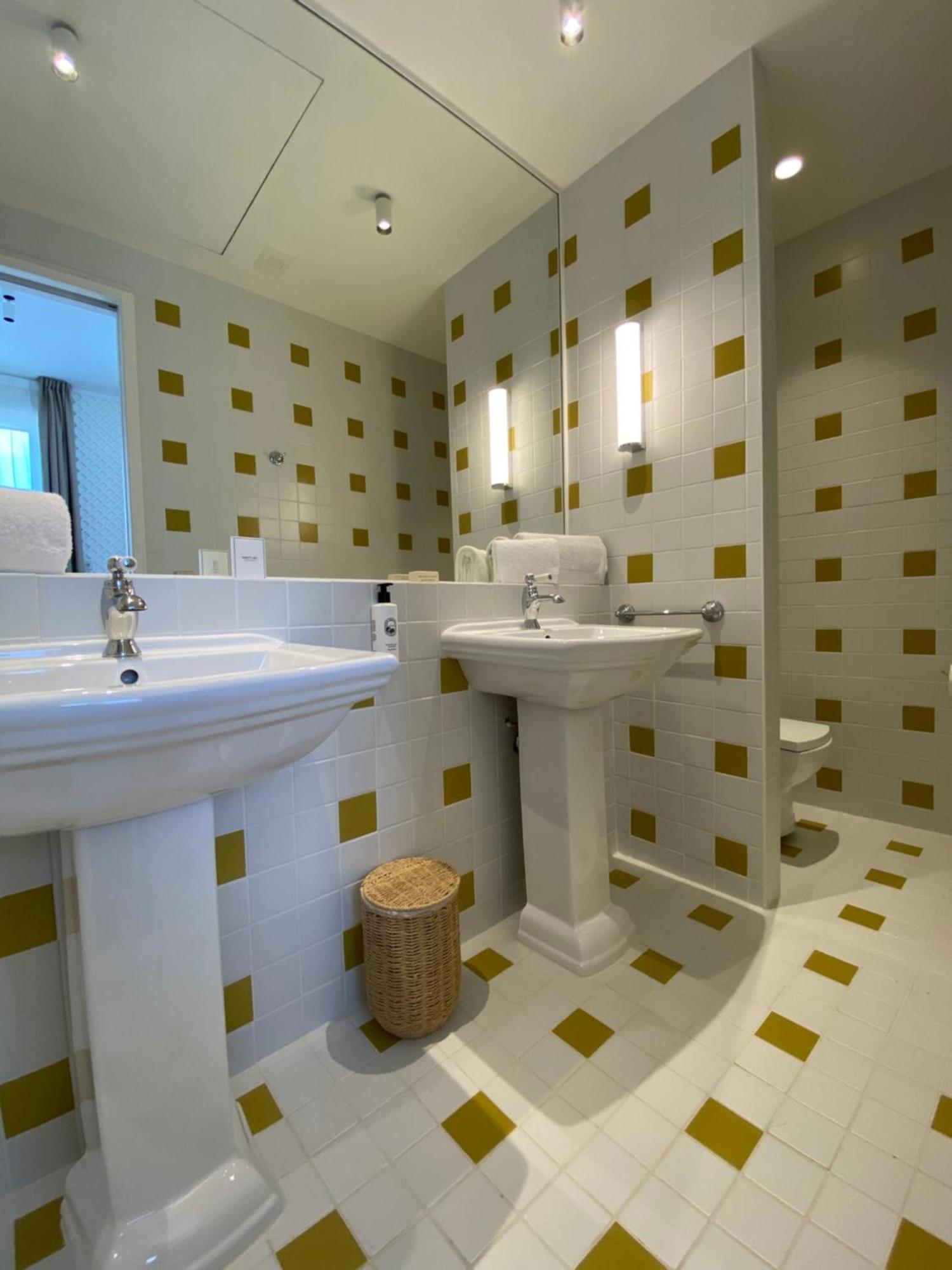 Lilou Hotel Hyeres Bagian luar foto