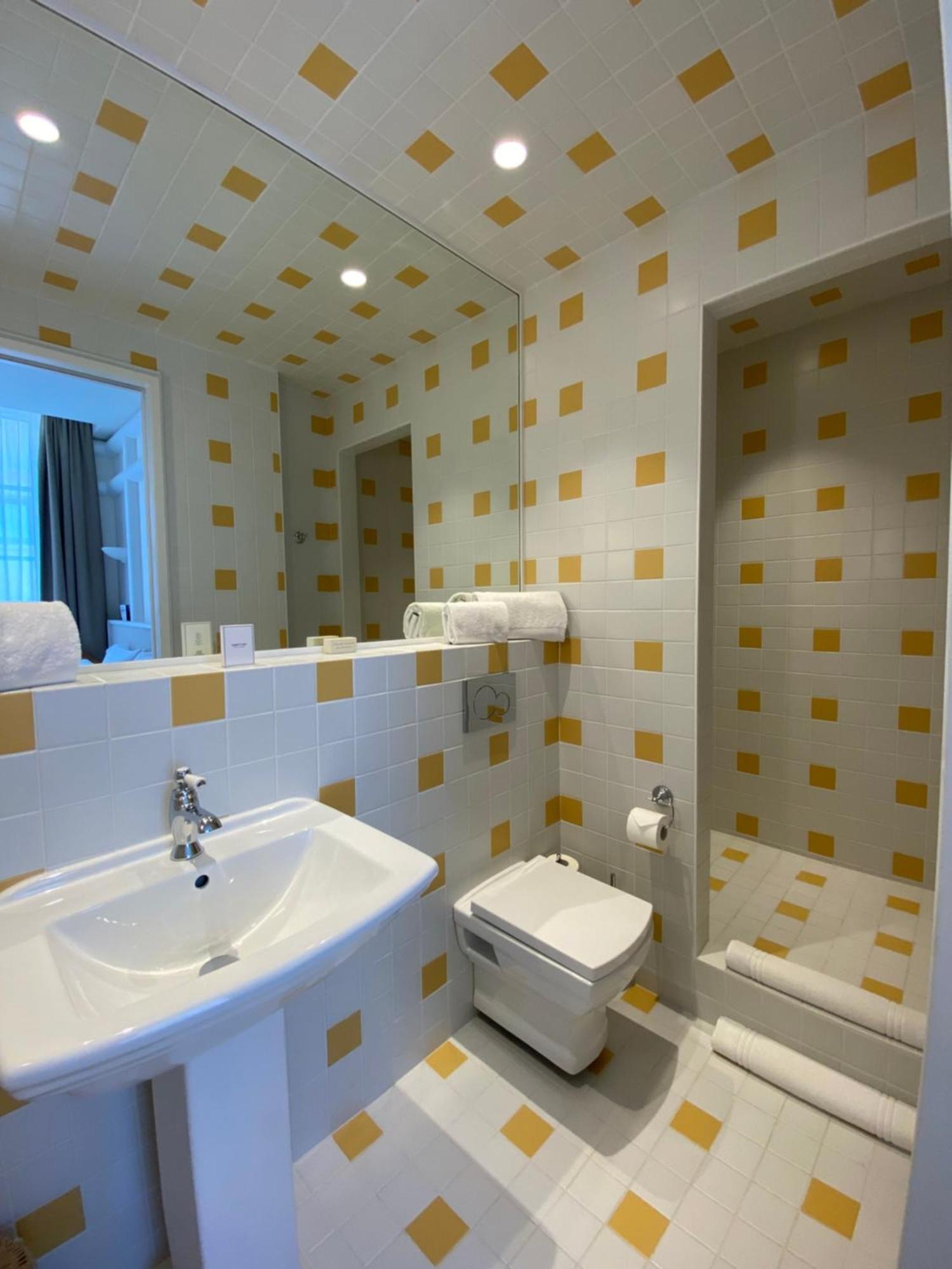 Lilou Hotel Hyeres Bagian luar foto
