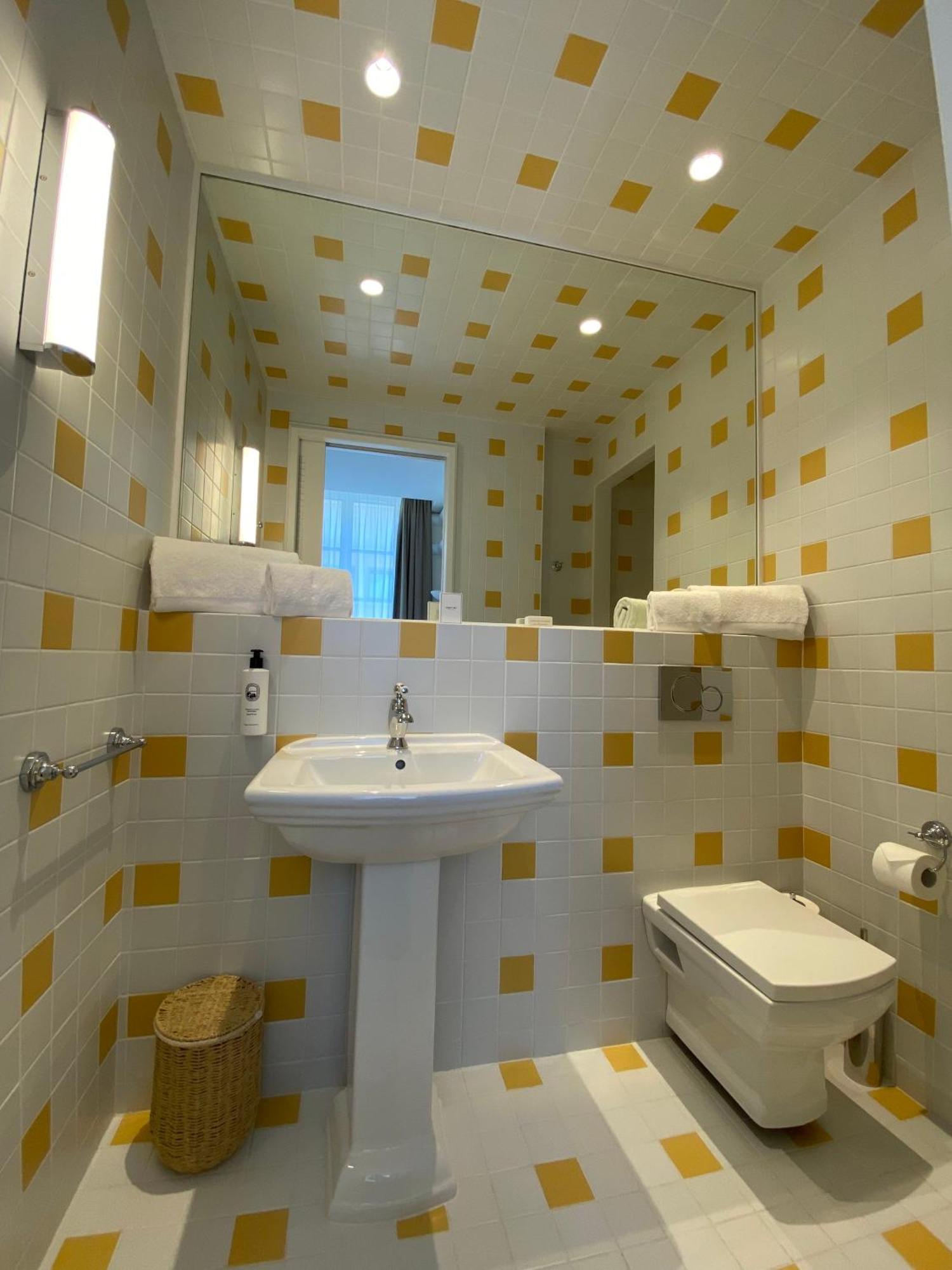 Lilou Hotel Hyeres Bagian luar foto